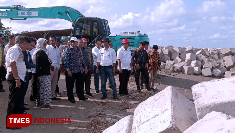 Dedi Wahidi bangun breakwater senilai Rp 234 miliar di pantai Indramayu Dedi Wahidi bangun breakwater senilai Rp 234 miliar di pantai Indramayu