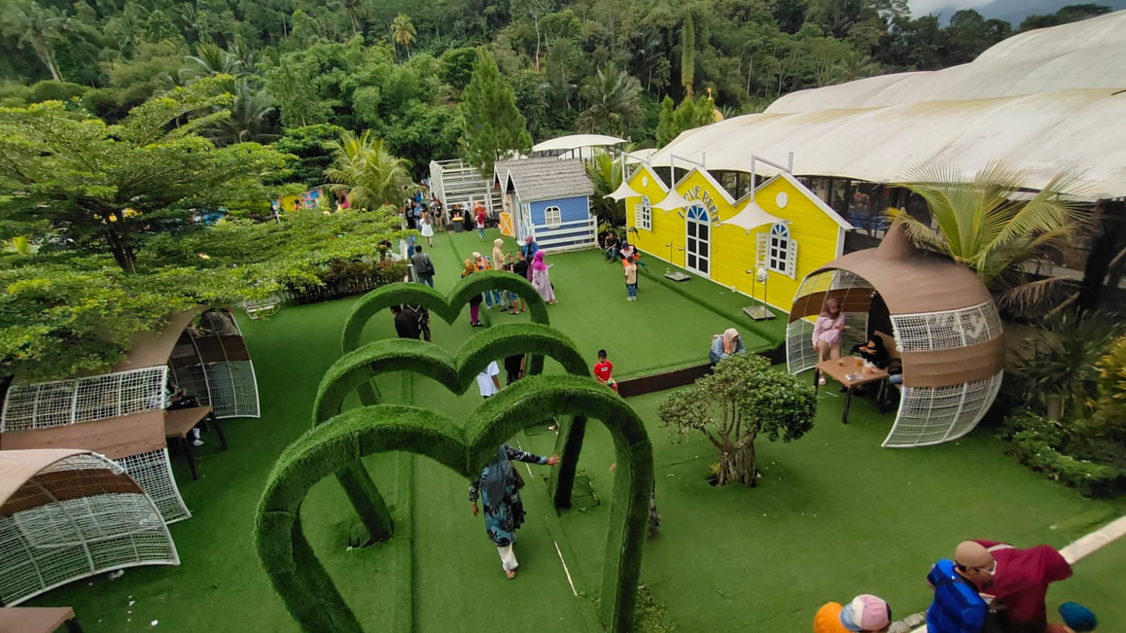 Holiday Nataru, merupakan salah satu tempat rekomendasi kunjungan keluarga untuk liburan akhir tahun Holiday Nataru, merupakan salah satu tempat rekomendasi kunjungan keluarga untuk liburan akhir tahun