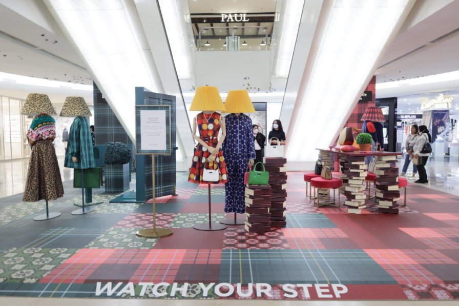 Pemasangan Kate Spade Pop Up & Store Hadir di Plaza Indonesia Pemasangan Kate Spade Pop Up & Store Hadir di Plaza Indonesia