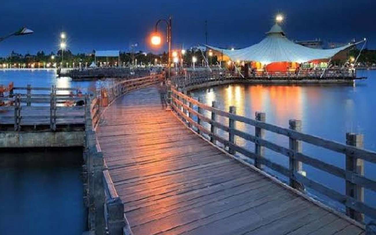 Area pejalan kaki atau jalan setapak di sepanjang pantai