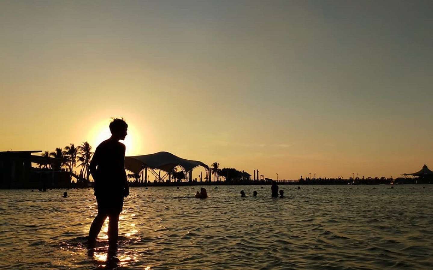 Spot foto matahari terbenam di pantai Ancol