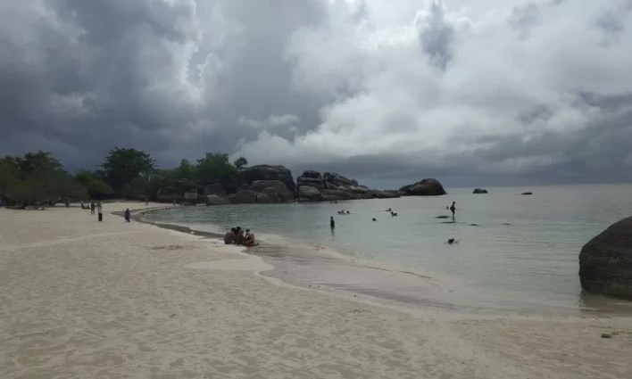 Aktivitas di Pantai Tanjung Tinggi