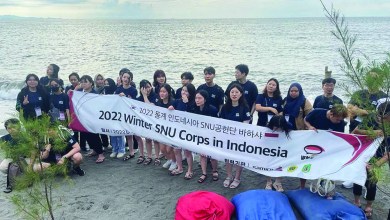 Pelajar Korea yang ceria mengunjungi pantai konservasi penyu Mapak Indah Pelajar Korea yang ceria mengunjungi pantai konservasi penyu Mapak Indah