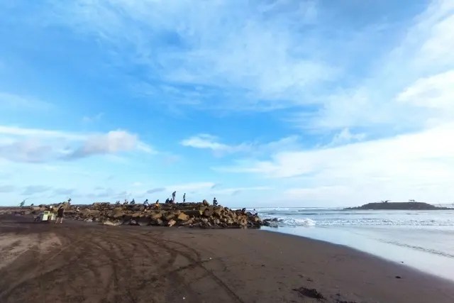 Aktivitas seru di Pantai Sodong