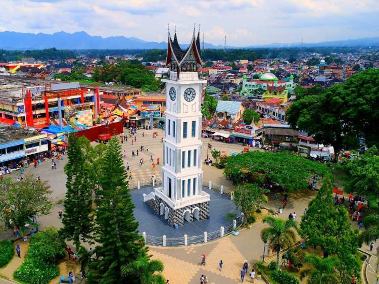 Jam Gadang Bukittinggi: monumen, kegiatan wisata dan sejarah Jam Gadang Bukittinggi: monumen, kegiatan wisata dan sejarah