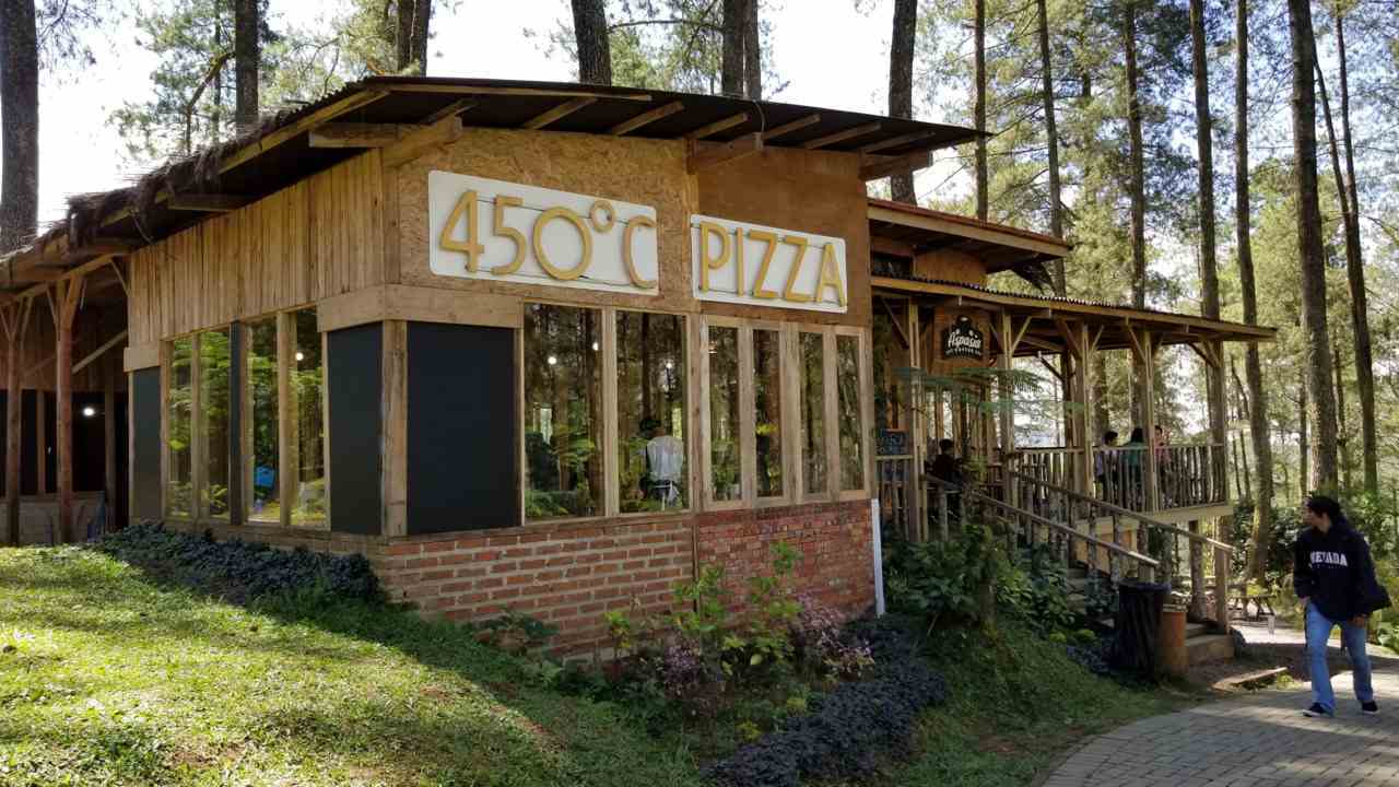 Fasilitas restoran dengan menu berbeda