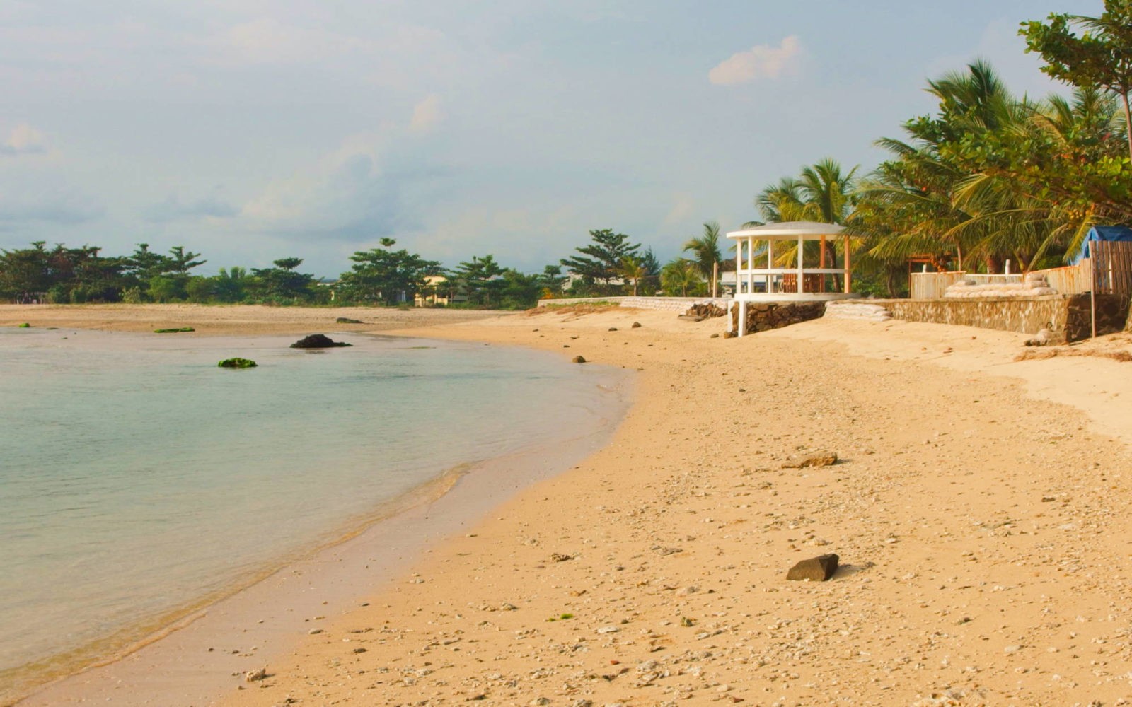 Pantai dengan ujung ubin
