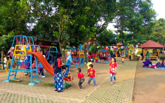 Wahana, perosotan dan ayunan untuk anak-anak