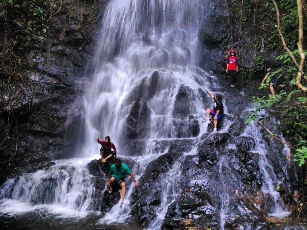 Kawasan bebatuan air terjun Sarasah Murai