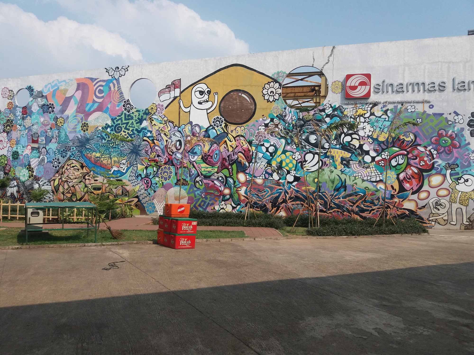 Mural di dinding pemisah RTH dan RPTRA